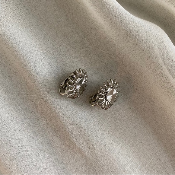 VTG Silver Round Spiral Twisted Clip Earrings - Picture 4 of 7